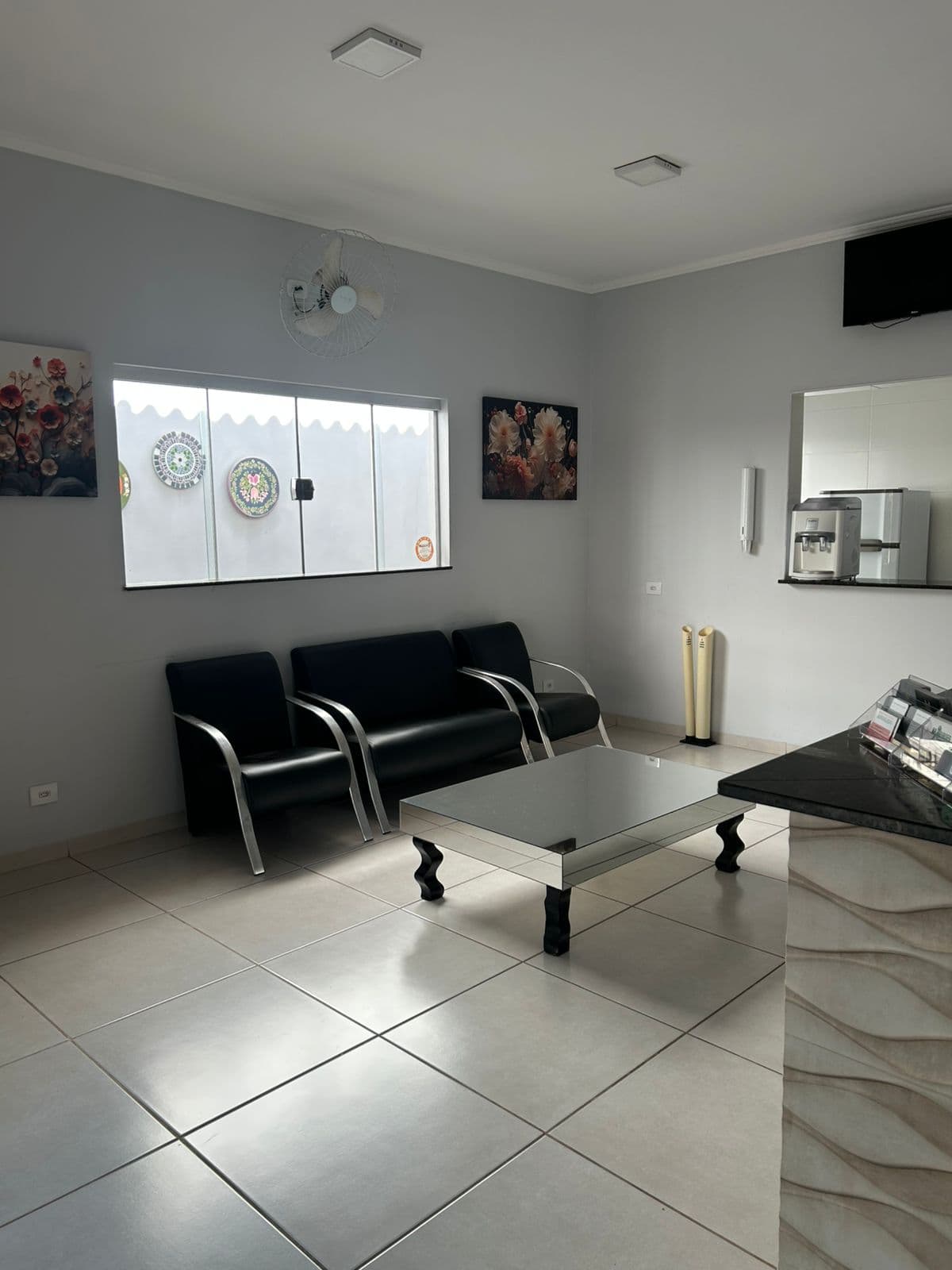 Sala de espera com poltronas no escritório Mangolin Advocacia